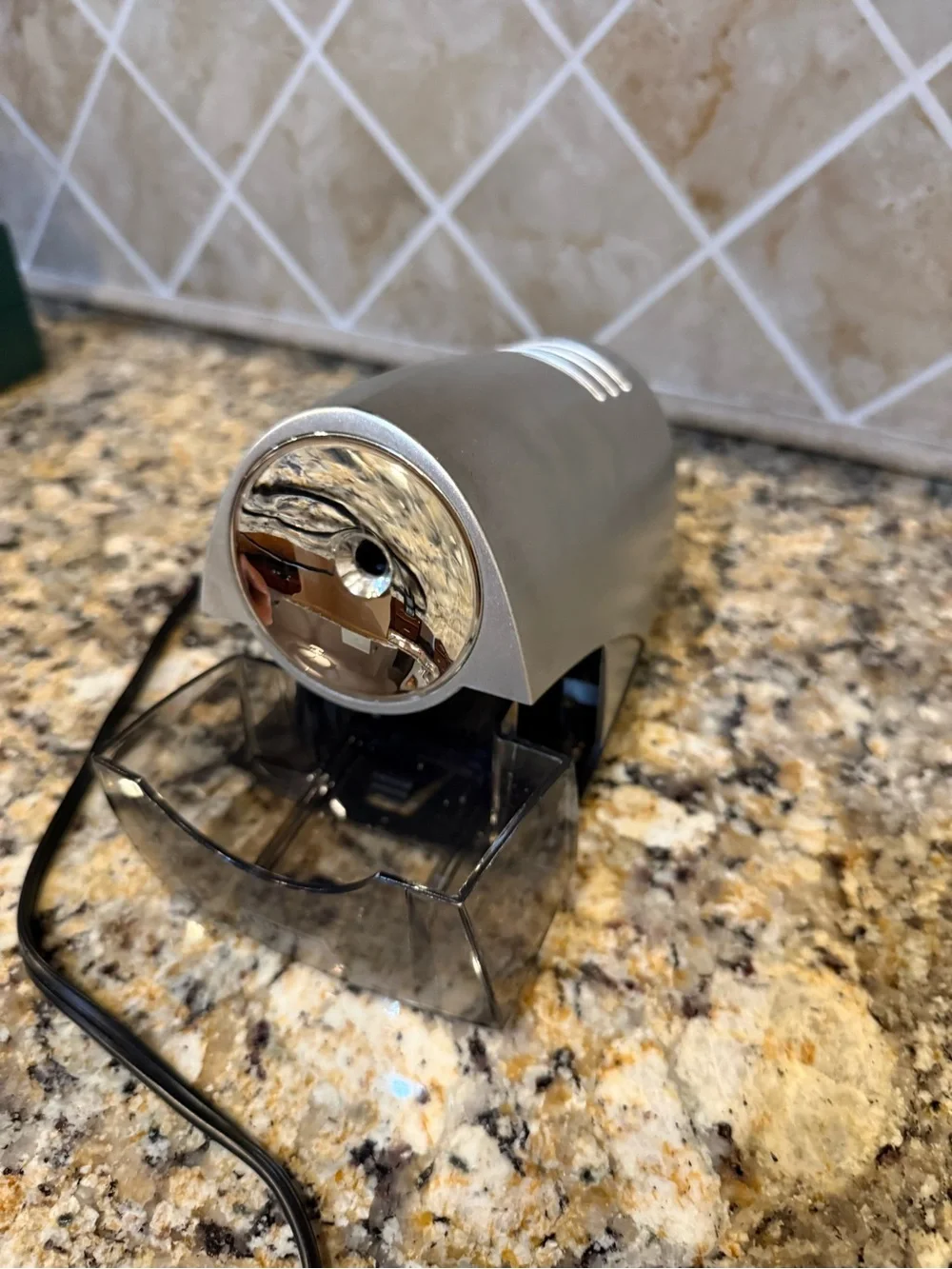 Staples Model 21835 Electric Pencil Sharpener, great condition, tested and works